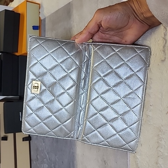 Authentic Chanel wallet - Picture 16 of 17